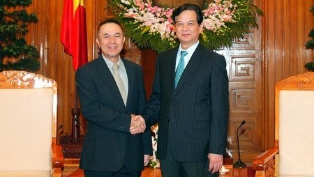 PM Dung (right) receives the outgoing ambassador