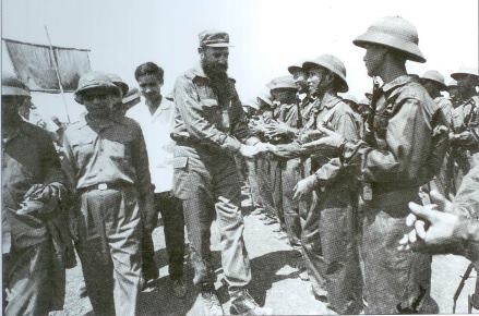 Vietnamese soldiers welcoming Fidel Castro  (Photo: Ho Sy So)