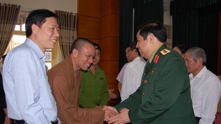 Politburo member Thanh with Hung Yen voters  (Photo: qdnd.vn)