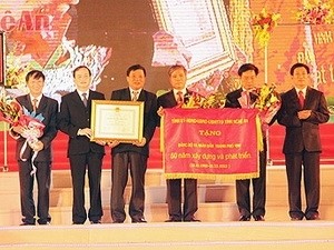  Nghe An provincial leaders receive the award  (Photo: vinhcity.gov.vn)