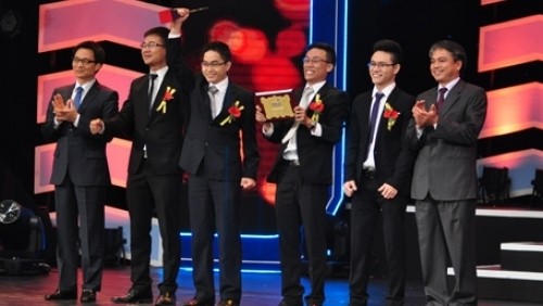 Deputy PM Vu Duc Dam (first from left) presents the first prize to the winners from Centech (Photo: dantri)