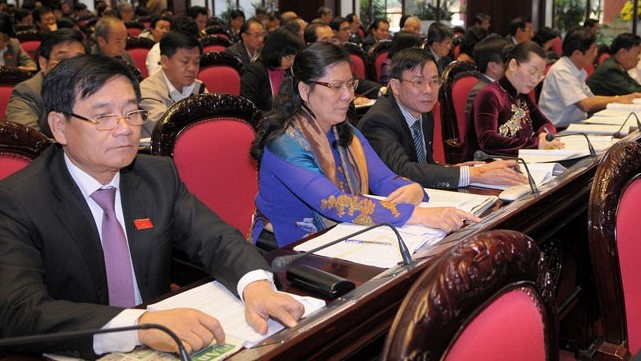 Deputies press the button to vote for the adoption of the amended Land Law (Photo: tuoitre.vn)
