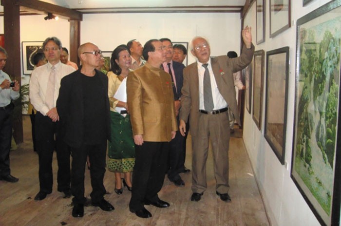 At the Vietnam – Lao graphics exhibition in Vientiane (Source: vietnamfineart.com.vn)