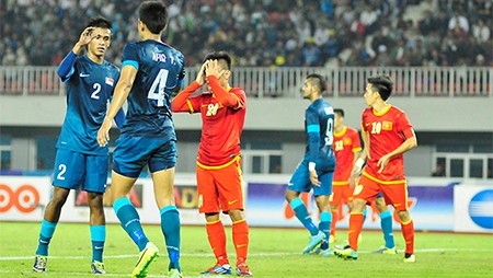 Disappointment of U-23 Vietnam (red) after the loss 