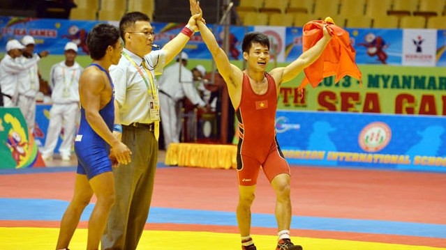 Doi Dang Tien (in red) records a 7-0 victory against his Thai rival 