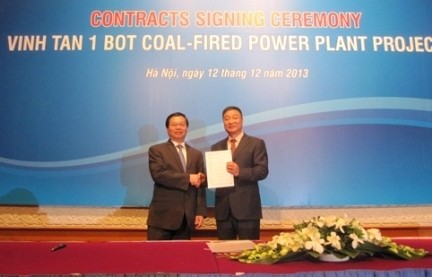  Minister of Industry and Trade Vu Huy Hoang presents the Government’s guarantee certificate to the project’s representative (Source: baocongthuong.com.vn)