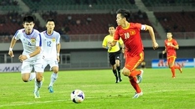 Captain Van Quyet (number 10) shines with a double