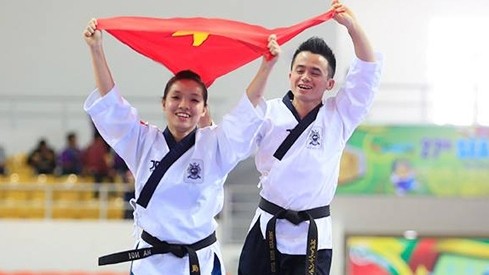 Taekwondo artists Minh Tu (left) and Dinh Toan celebrate their mixed doubles crown