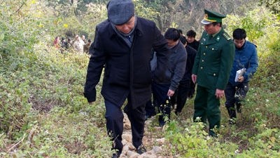 Deputy PM Nguyen Xuan Phuc inspects smuggling prevention and control in Lang Son province. (Credit: qdnd.vn)