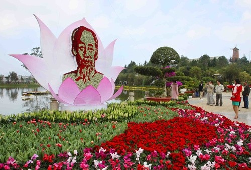 The image of President Ho Chi Minh made of fresh flowers (photo: baotintuc)