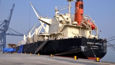 Cai Lan Port receives Panamanian bulk carrier Honest Spring on the first day of 2014.