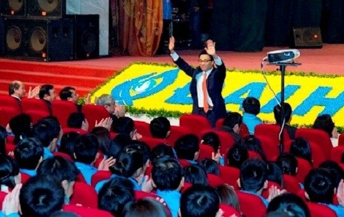 Deputy PM Vu Duc Dam talks with delegates to the ninth National Congress of the Vietnam Students' Association. (Source: VGP)