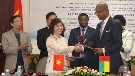 The signing ceremony of a memorandum of understanding on trade between Vietnam and Guinea-Bissau