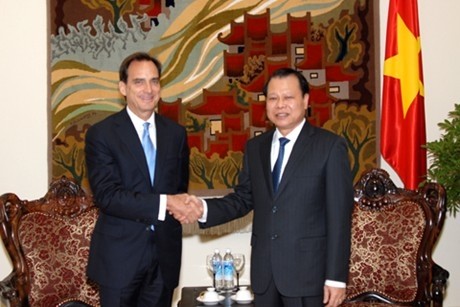 Deputy PM Ninh receives Bill Foudy, Vice President, Home and Apparel at Walmart Global Sourcing in Hanoi on January 7 (photo: VGP)