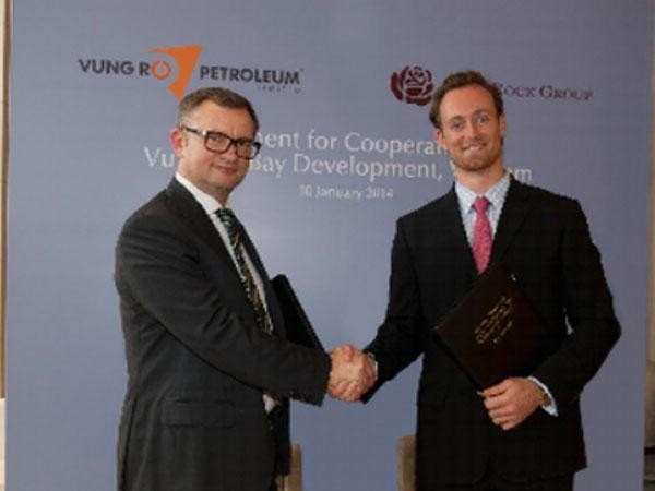 Kirill Korolev, CEO & general director of Vung Ro Petroleum (left) and Collin Eckles, president of Rose Rock Group at the signing ceremony (Source: baodautu.vn)