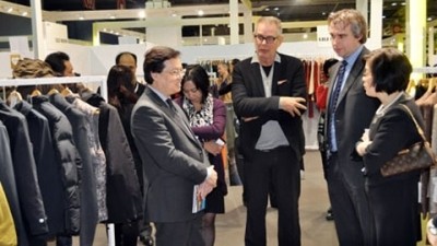 Ambassador Duong Chi Dung talks to visitors