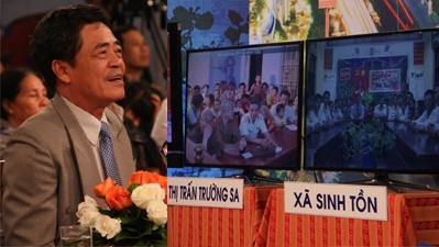 Secretary of the provincial Party Committee Le Thanh Quang extends Tet greetings to Truong Sa island district