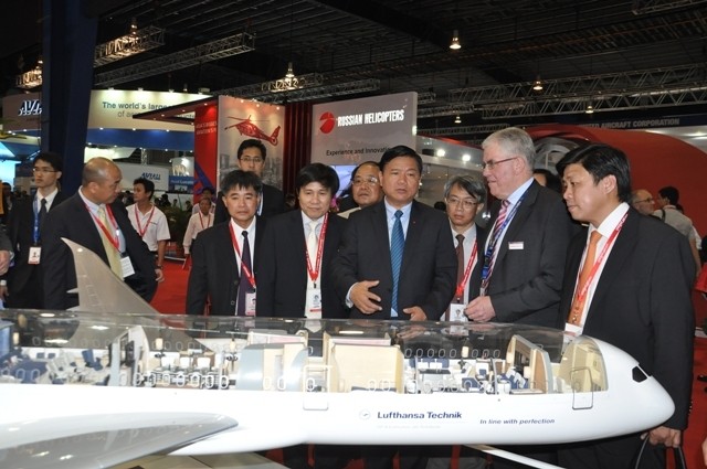 Transport Minister attends 2014 Singapore Airshow 