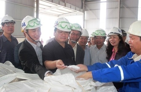 Deputy PM Hai inspects the quality of the aluminium product, (photo: Nguyen Linh)