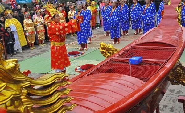 Fish worshipping ritual on the opening day of the festival (Source: soha.vn)