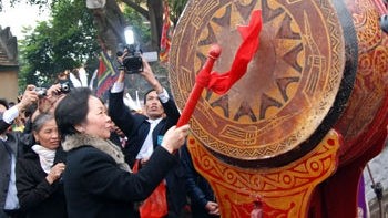 Vice President Nguyen Thi Doan beating the drum to open the festival (Credit: VNA)