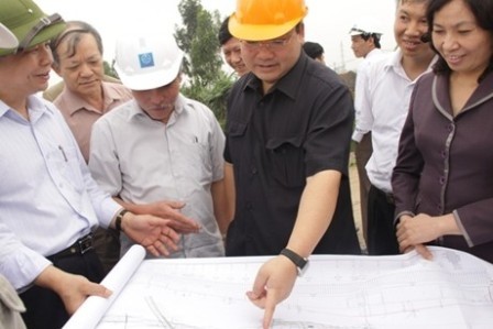 Deputy PM Hai (centre) on a working visit to inspect the expressway project