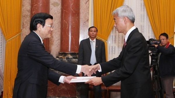 President Truong Tan Sang (left) receives Thai Ambassador Panyarak Poolthup (right) (Photo: VNA)