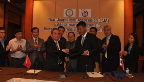 The signing ceremony of the MoU between the VJA and TJA (Source: nhandan.com.vn)