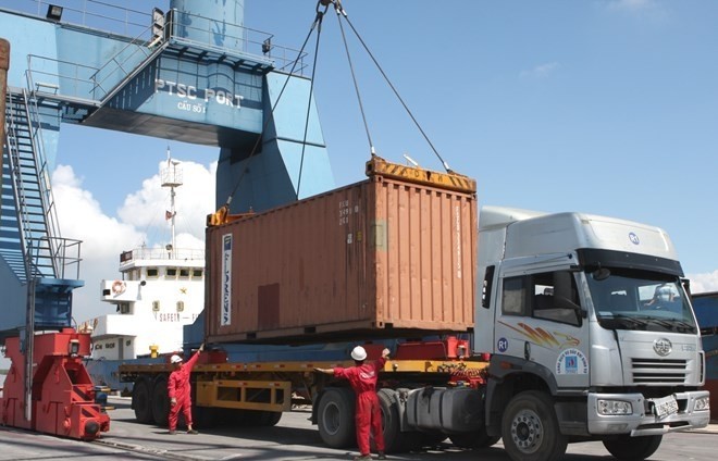 Loading goods at Dinh Vu Port, Hai Phong (photo: Ha Thai)