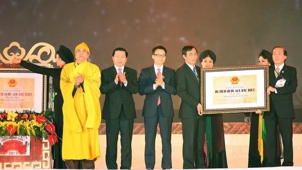 Deputy Prime Minister Vu Duc Dam congratulates Bac Ninh provincial authorities on the accolades (Source: VNA)