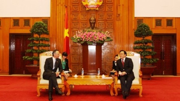 Deputy PM Hoang Trung Hai receives UK Parliamentary Under Secretary of State for Environment, Food and Rural Affairs Lord De Mauley. (Credit: VGP)