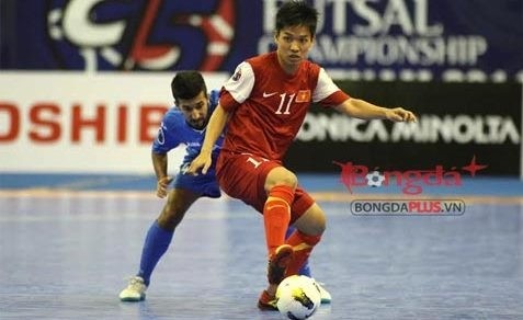 Vietnam’s futsal team (red) makes history by advancing to the quarter-final of an Asian futsal contest.