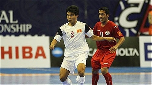 Vietnam (white) earn an important win over Tajikistan to raise their hope for a ticket to the next round. (Credit: bongdaplus)