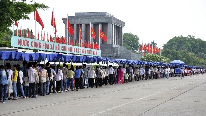 Visitors pay tribute to President Ho Chi Minh