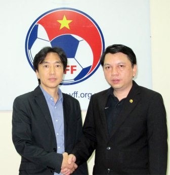 VFF General Secretary Le Hoai Anh congratulates newly appointed coach Toshiya Miura. (Source: VFF)
