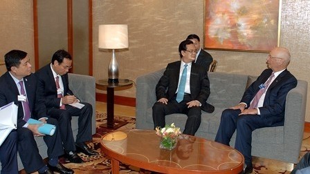 PM Nguyen Tan Dung meets with WEF Chairman Professor Klaus Schwab in the Philippines on May 22. (Credit: chinhphu.vn)