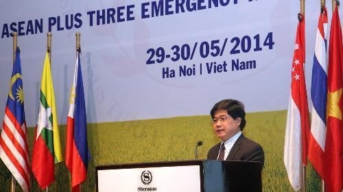 Deputy Minister of Agriculture and Rural Development Le Quoc Doanh speaks at the meeting. (VNA)