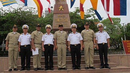 Vietnam, Philippine navies meet on Song Tu Tay Island (Source: qdnd.vn)