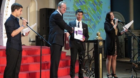 Nghiem Ba Tri is presented with first prize (photo: VOV)