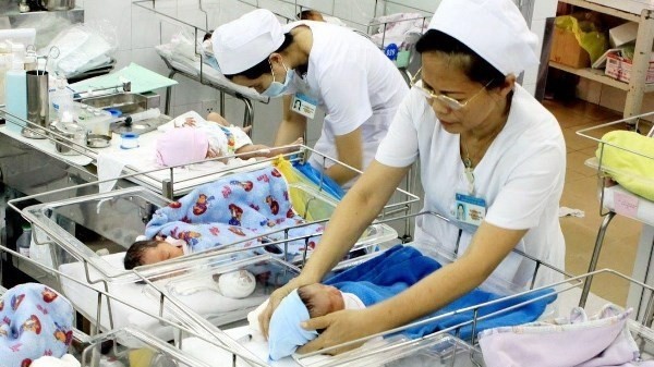 Medical workers taking care for newborns (Source: VNA)