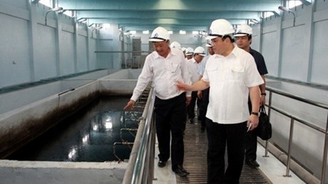 Deputy PM Hoang Trung Hai inspecting the Nam Binh Duong waste treatment complex (Photo: VGP)