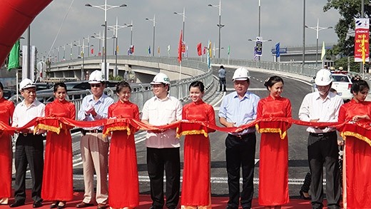 Deputy PM Hai cuts the ribbon to inaugurate the Hoa An Bridge.