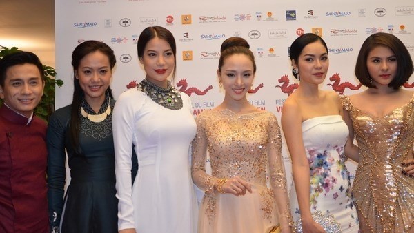 Vietnamese actors and actresses at the festival (photo: VNA)