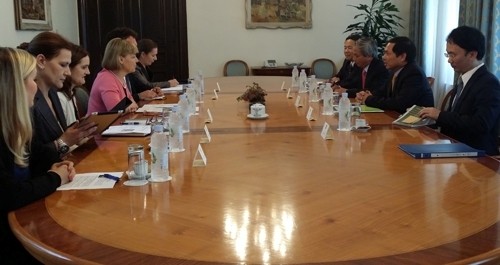 The Vietnamese delegation meets with representatives from Slovenia and Croatia. (Credit: VOV)