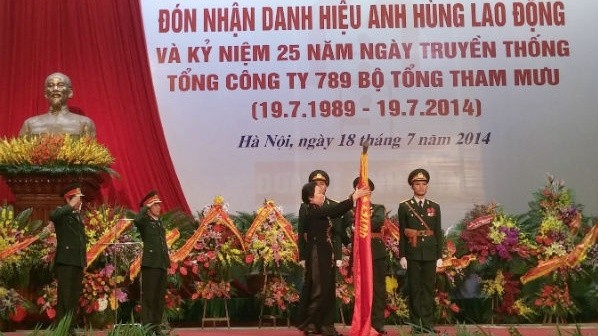 Vice President Nguyen Thi Doan presents the Labour Hero title to 789 Construction Corporation 