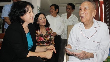 NA Vice Chairwoman Ngan visits Nguyen Van Hien, a revolutionary veteran in Da Nang. (VOV)