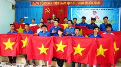  Fishermen in Lang co town, Phu Loc district receive national flags.