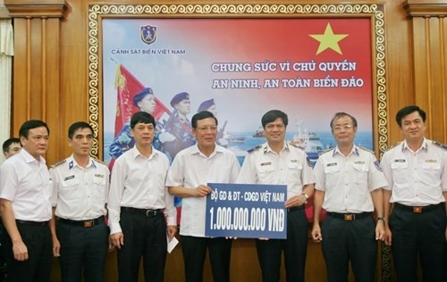 The delegation from the Ministry of Education and Training presents VND1 billion to the Vietnamese Coast Guard (Source:giaoducthoidai.vn)