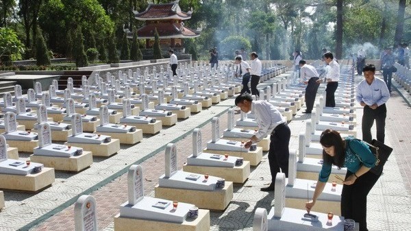 Incense offered to remember war heroes at Truong Son National Martyrs Cemetery (Source: VNA)