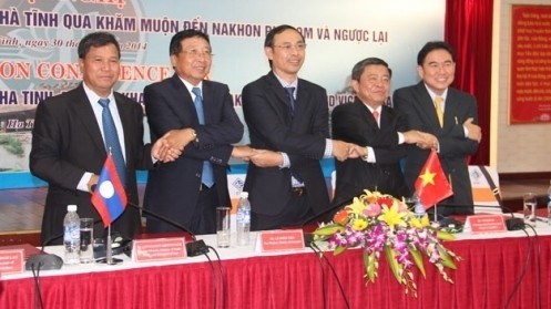 Transport officials signed an agreement to open a bus route linking Vietnam, Laos and Thailand.